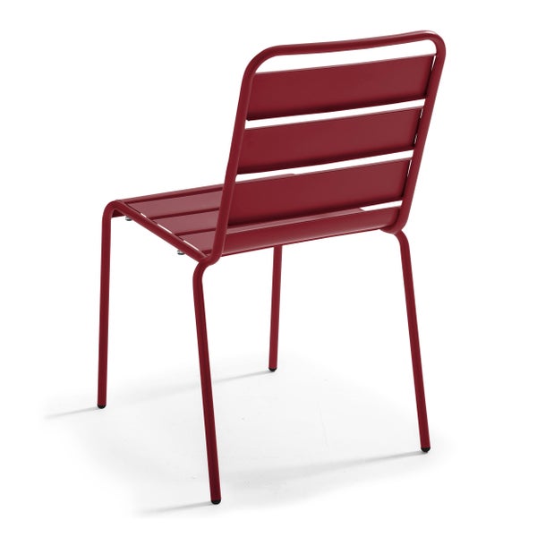Roter Gartenstuhl aus Metall mit Rückenlehne und Sitzfläche aus Querlatten.
