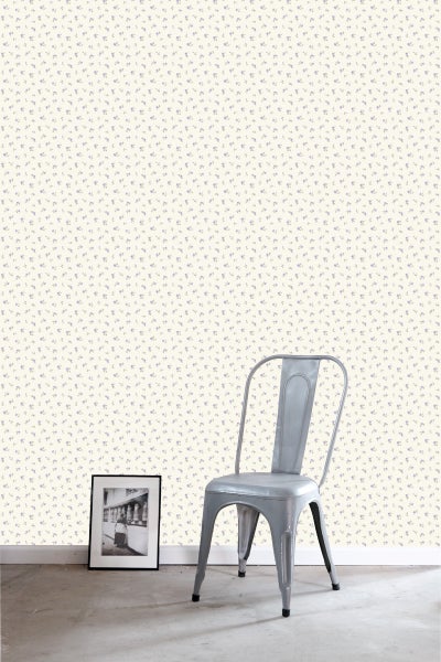 Szene mit Tapete mit Blumenmuster, Stuhl und gerahmtem Bild