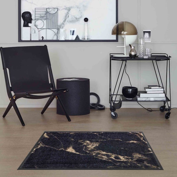 Dekoratives Wohnzimmer mit Teppich, Sessel und Barwagen