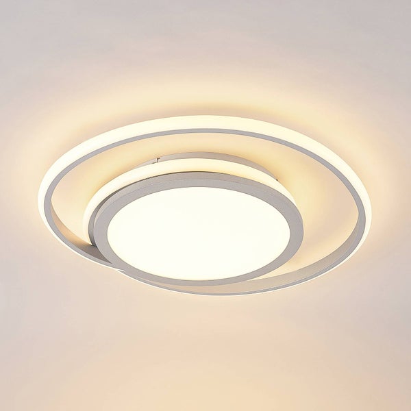 Moderne LED-Deckenleuchte mit runden, ineinandergreifenden Ringen aus Metall und Kunststoff, eingeschaltet.