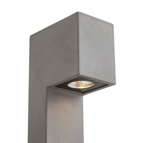 Moderne Sockelleuchte aus Beton in kubischer Form mit integriertem Leuchtmittel für die Außenbeleuchtung