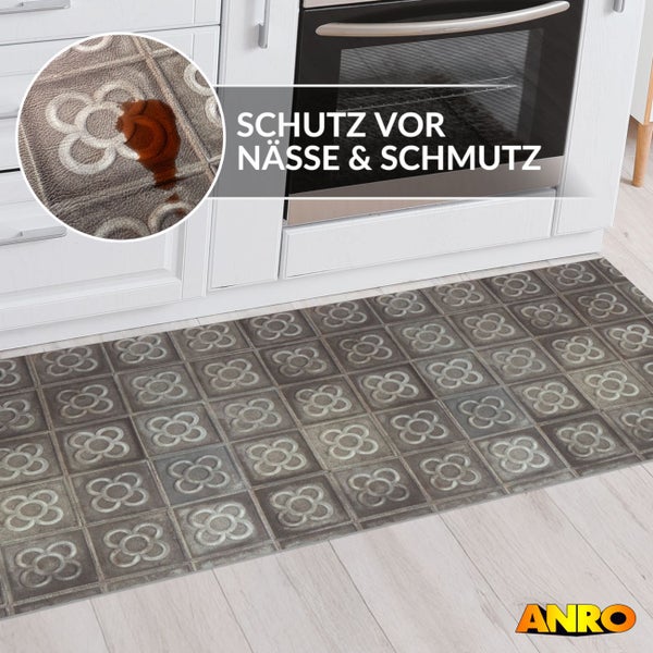Rechteckiger Küchenläufer mit floralem Fliesenmuster in einer hellen Küche. Detailansicht zeigt Schutz vor Nässe und Schmutz. ANRO Logo.