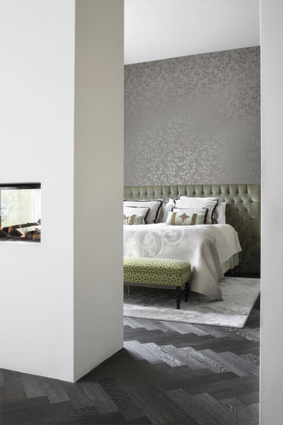 Schlafzimmer mit Bett, Bank und Kamin