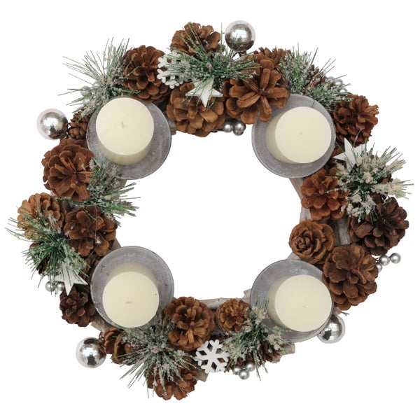 Adventskranz mit Kerzen, Tannenzapfen, Kugeln und Dekoration