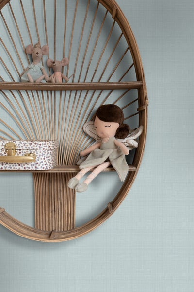 Rundes Regal aus Rattan mit Spielzeugmäusen, einer Spielzeugfee und einer gemusterten Schatulle