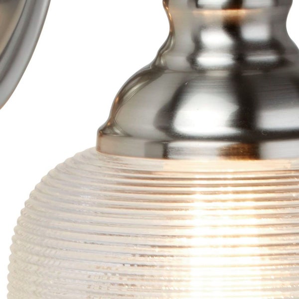 Detailaufnahme einer Wandleuchte mit geripptem Glasschirm