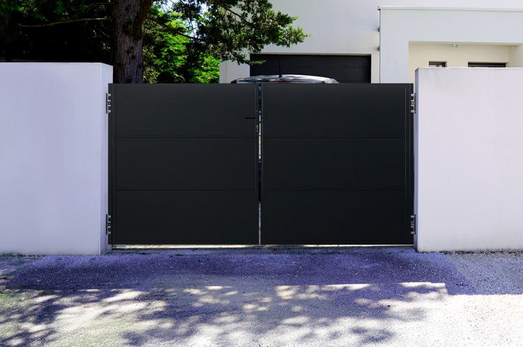 Doppeltor aus Metall vor einem Haus