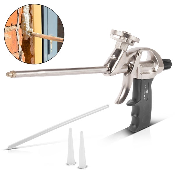 Stahlwerk Bauschaumpistole aus Metall mit schwarzem Griff, Verlängerungsspitzen und Anwendungsbeispiel beim Ausschäumen einer Mauerfuge.