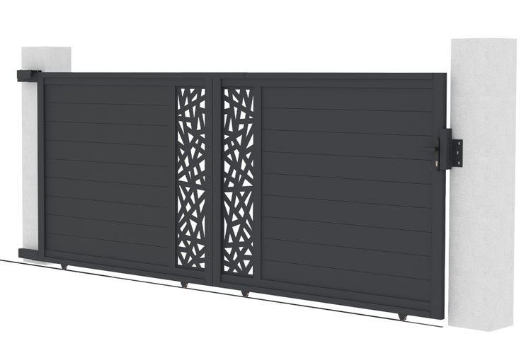 Schwarzes Schiebetor aus Aluminium mit dekorativem Muster und horizontalen Lamellen zwischen zwei Pfosten.