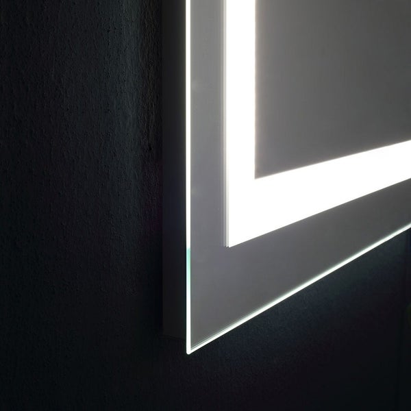 Detailansicht eines modernen Badspiegels mit integrierter LED-Beleuchtung an der Innenkante.
