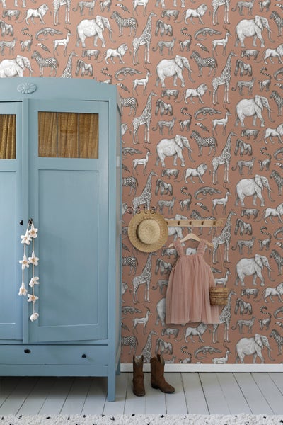 Dekoratives Zimmer mit Tiermuster-Tapete, blauem Schrank, Kleid, Hut und Stiefeln.