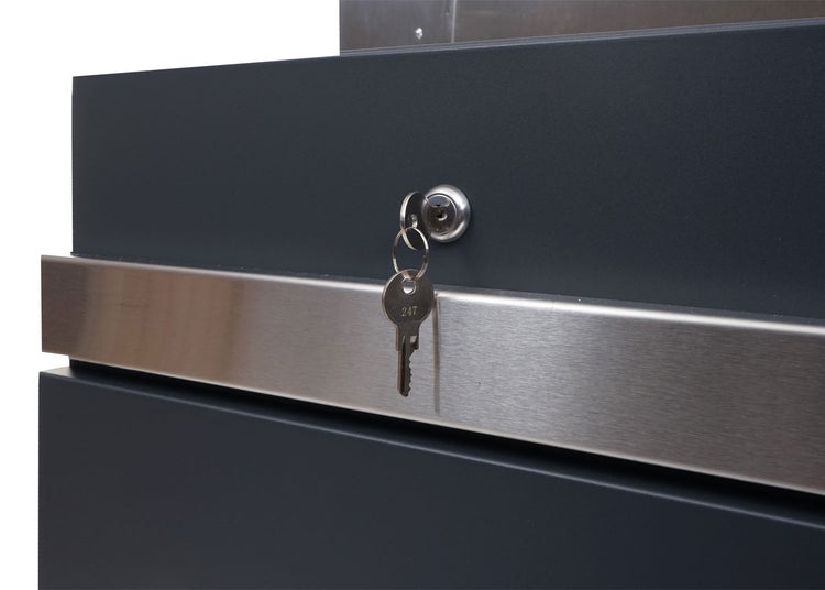 Detailaufnahme eines Briefkastens mit Schloss und Schlüssel