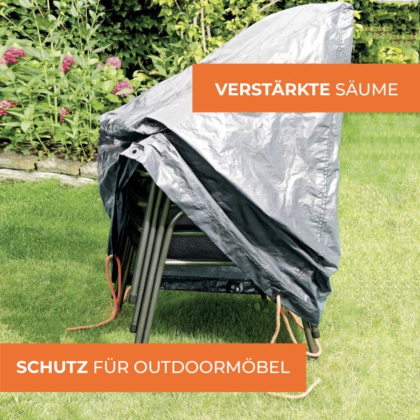 Abdeckhaube für Gartenmöbel mit verstärkten Säumen und Befestigungsseil schützt gestapelte Gartenstühle im Außenbereich.
