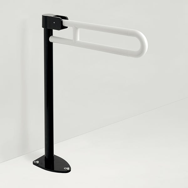 Klappbarer Stützgriff zur Bodenmontage für barrierefreie Badezimmer, schwarze Standsäule mit weißem Haltegriff.