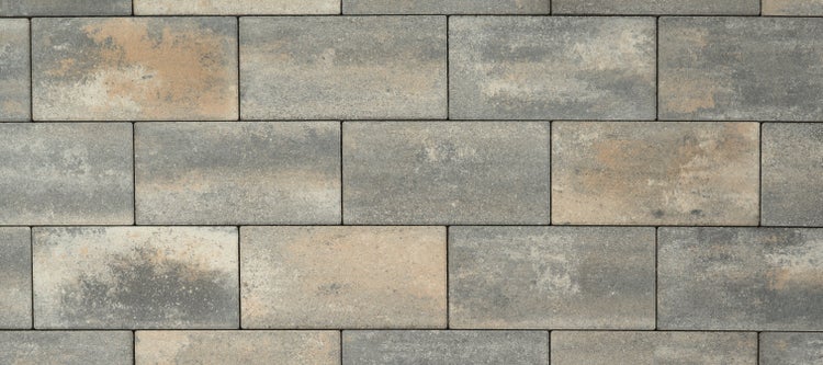 Rechteckige Pflastersteine aus Beton mit nuancierter Oberfläche in Erdtönen für Garten und Terrasse.