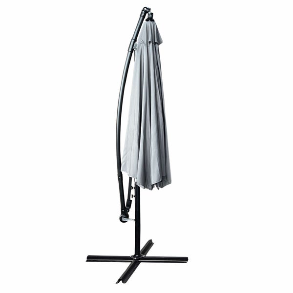 Geschlossener Ampelschirm mit Ständer für den Garten