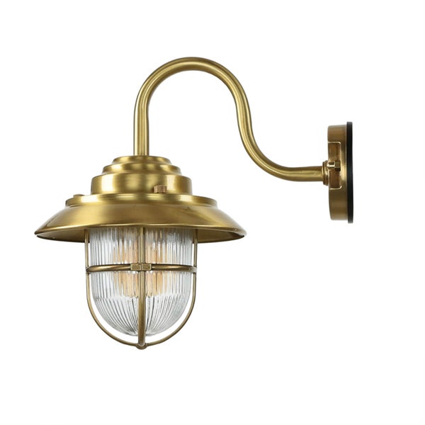 Goldfarbene Wandleuchte im Außenbereich mit klarem, geripptem Glasschirm.