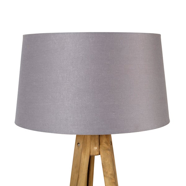 Stehlampe mit grauem Lampenschirm und Holzfuß