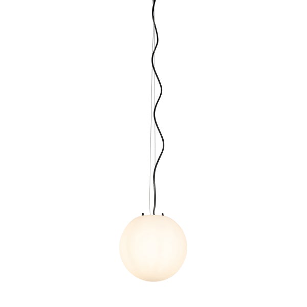 Kugelförmige Pendelleuchte aus mattiertem Glas mit gewelltem schwarzem Kabel.