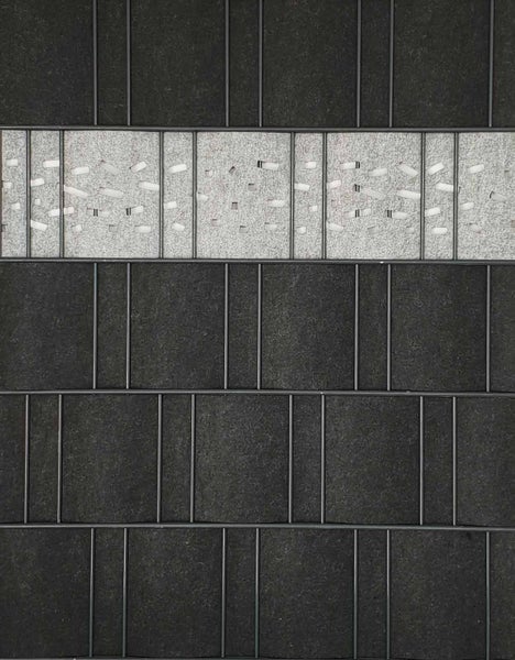 Detailansicht eines Zaunelements mit Steindekor