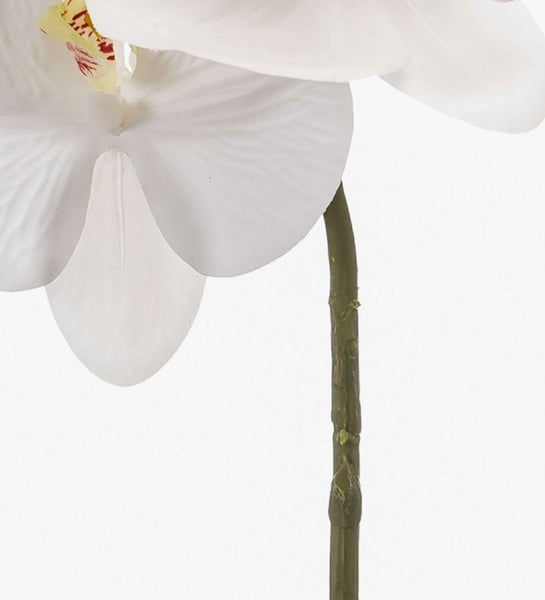 Künstliche Nelke mit magentafarbenen Blütenblättern und grünem Stiel.