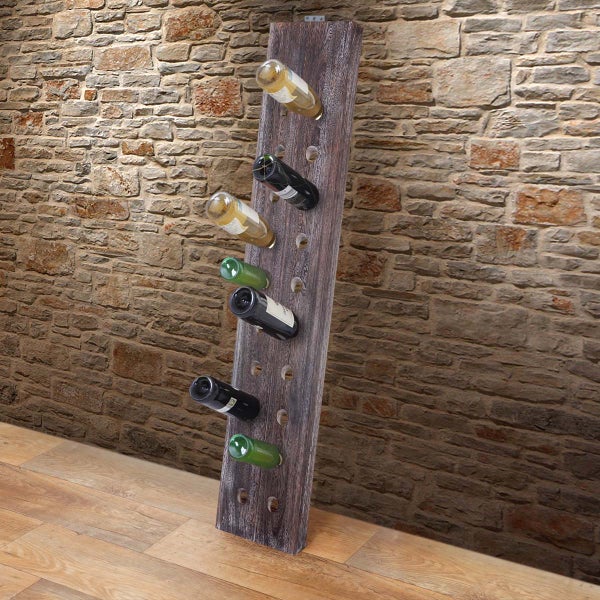 Weinregal aus Holz mit mehreren Weinflaschen
