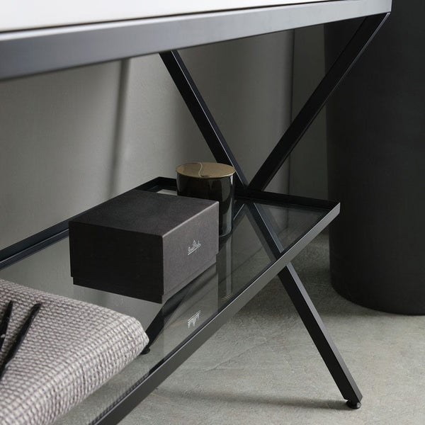 Nahaufnahme eines Konsolentisches mit Glasablage und Dekoration