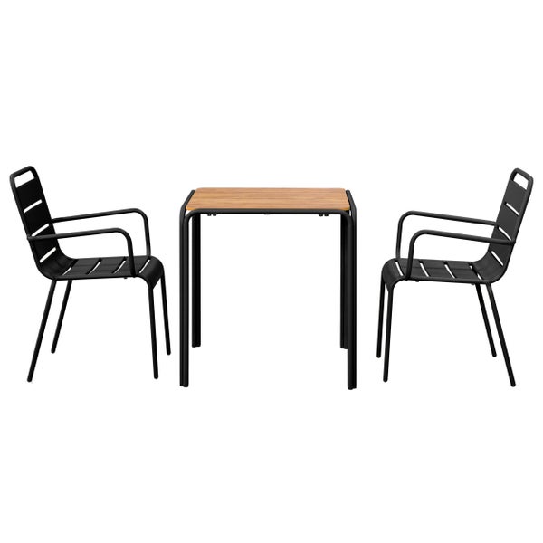 Gartenmöbel-Set bestehend aus einem quadratischen Tisch mit Holzplatte und zwei schwarzen Metallstühlen mit Armlehnen.