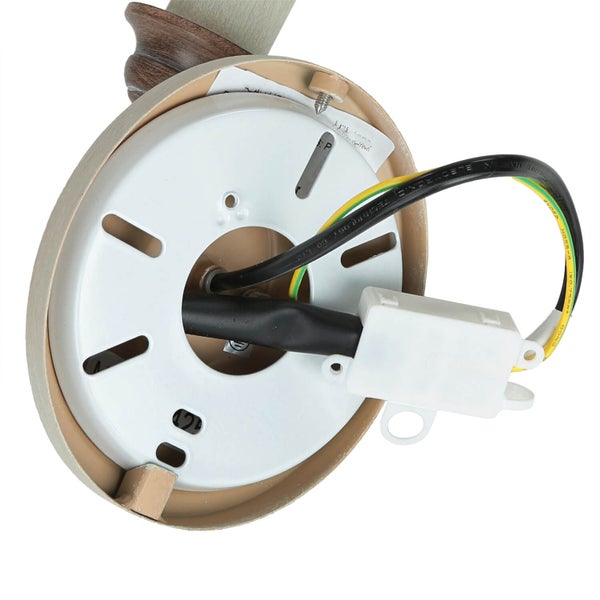 Detailansicht einer Deckenleuchte mit Verkabelung und Montageplatte