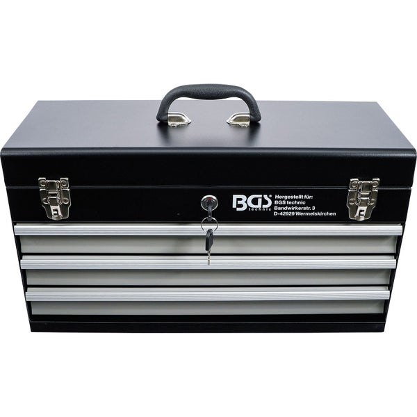 Badewanne mit geschwungener Glas-Duschabtrennung und Metallbeschlägen in der Draufsicht.