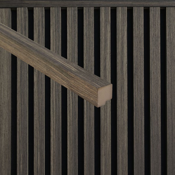 Holzlamellenpaneel mit Struktur mit einem einzelnen Vorsatzelement aus Holz auf einer schwarzen Basis.