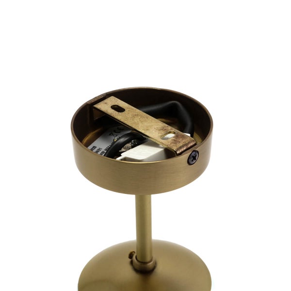 Innenansicht einer goldenen Deckenleuchte mit elektrischen Komponenten