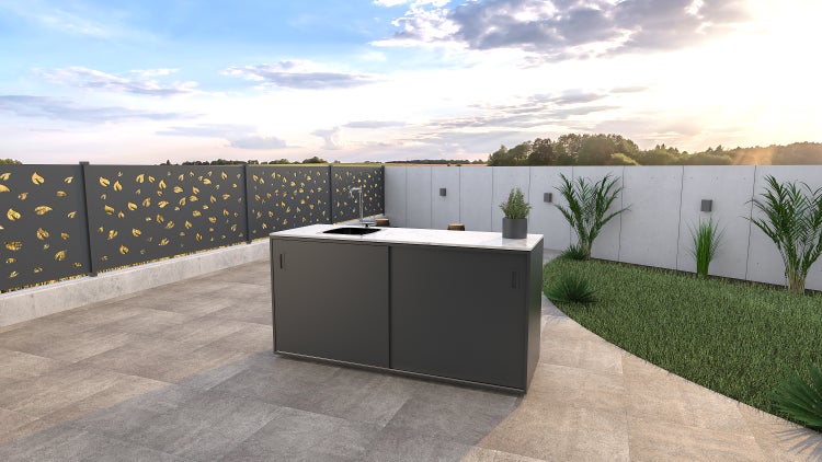 Garten mit Pflanzkübel, Spüle, Sichtschutz und Terrassenplatten