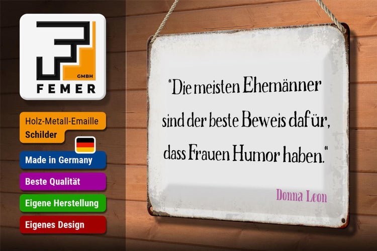 Spülbecken mit Schneidebrett, Abtropfgitter, Geschirrspülmittel, Schwamm, Tasse und Kirschtomaten