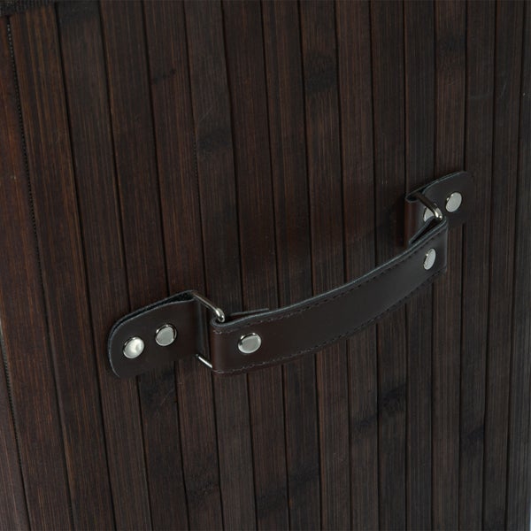 Detailansicht eines Wäschekorbs aus Holz mit Griff