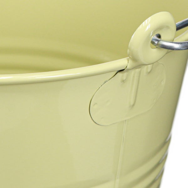 Detailansicht eines Eimers aus Metall