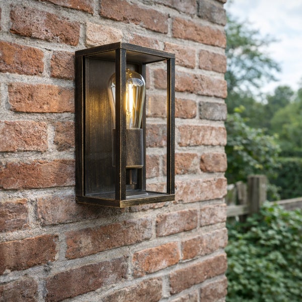 Rechteckige Außenwandleuchte aus Metall an einer Backsteinwand mit leuchtender Edison-Glühbirne.