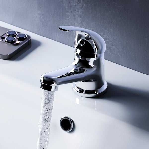 Moderne Einhebel Waschtischarmatur aus Metall mit fließendem Wasser auf einem weißen Waschbecken montiert