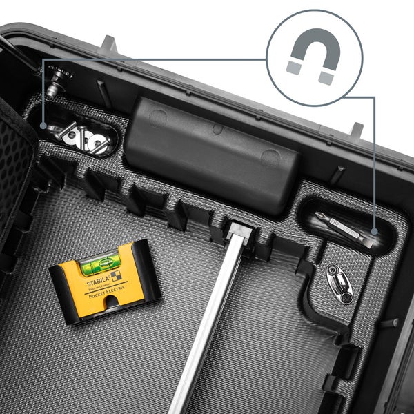 Schwarze Eingangsmatte vor einer Glastür auf Pflastersteinen