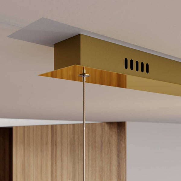 Goldfarbener, rechteckiger Deckenbaldachin für eine Pendelleuchte mit herabhängendem Kabel und Lüftungsschlitzen.