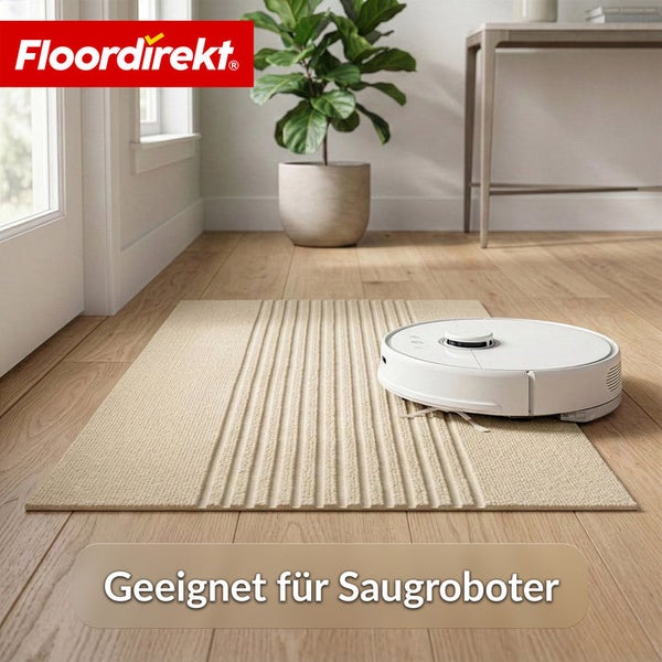Weißer Saugroboter auf einem beigen Teppich mit Streifenmuster auf hellem Holzfußboden, geeignet für Saugroboter. Floordirekt Logo.