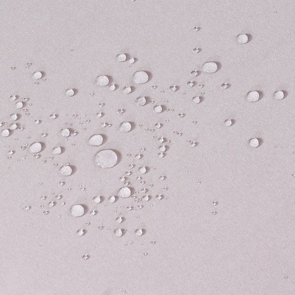 Wasserabweisendes Textilgewebe mit Wassertropfen auf der Oberfläche.