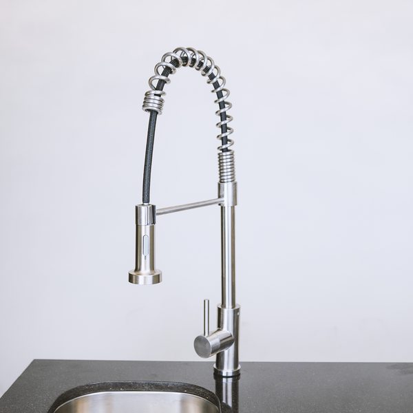 Küchenarmatur mit Profi-Brause und Spiralfeder, Edelstahl-Optik, Einhebelmischer