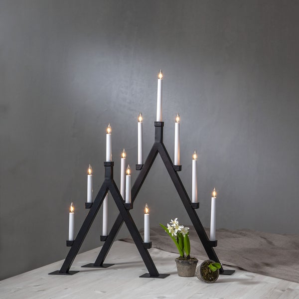 Schwarzer Kerzenleuchter mit fünf E10-Kerzen und den Maßen 44 mal 55 Zentimeter
