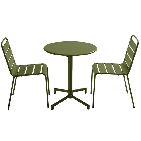 Dreiteiliges grünes Gartenmöbel-Set aus Metall mit einem runden Bistrotisch und zwei Stühlen mit Latten-Design.