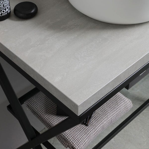 Detailaufnahme eines Badezimmertisches mit Handtuchablage und Waschbecken