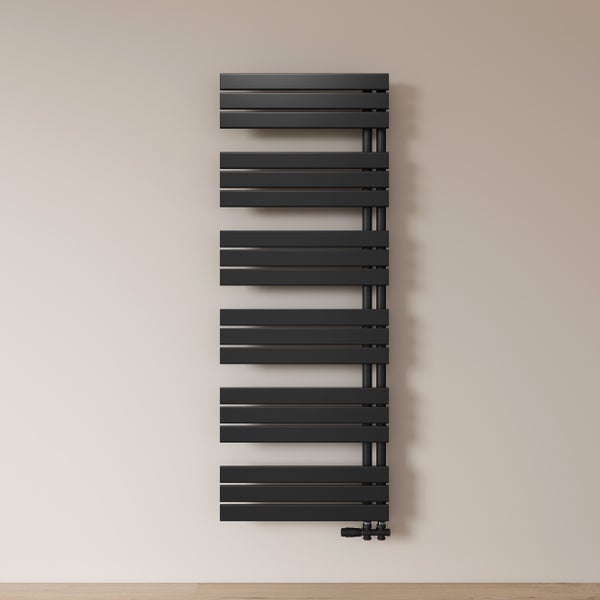 Schwarzer Badheizkörper mit horizontalen Heizrohren