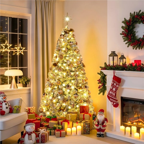 Weihnachtliche Wohnzimmerszene mit geschmücktem Tannenbaum, Geschenken und Kamin