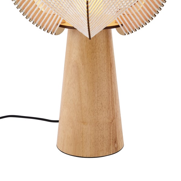 Tischleuchte aus Holz mit Lampenschirm aus gespannten Schnüren für eine dekorative Beleuchtung.