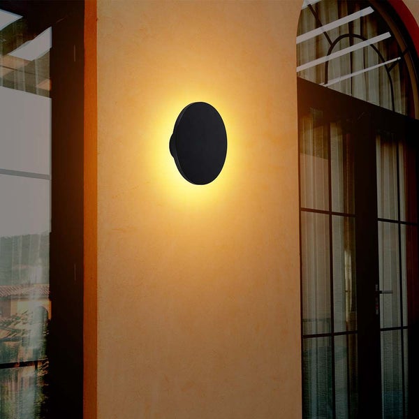Runde Wandleuchte für den Außenbereich an der Fassade